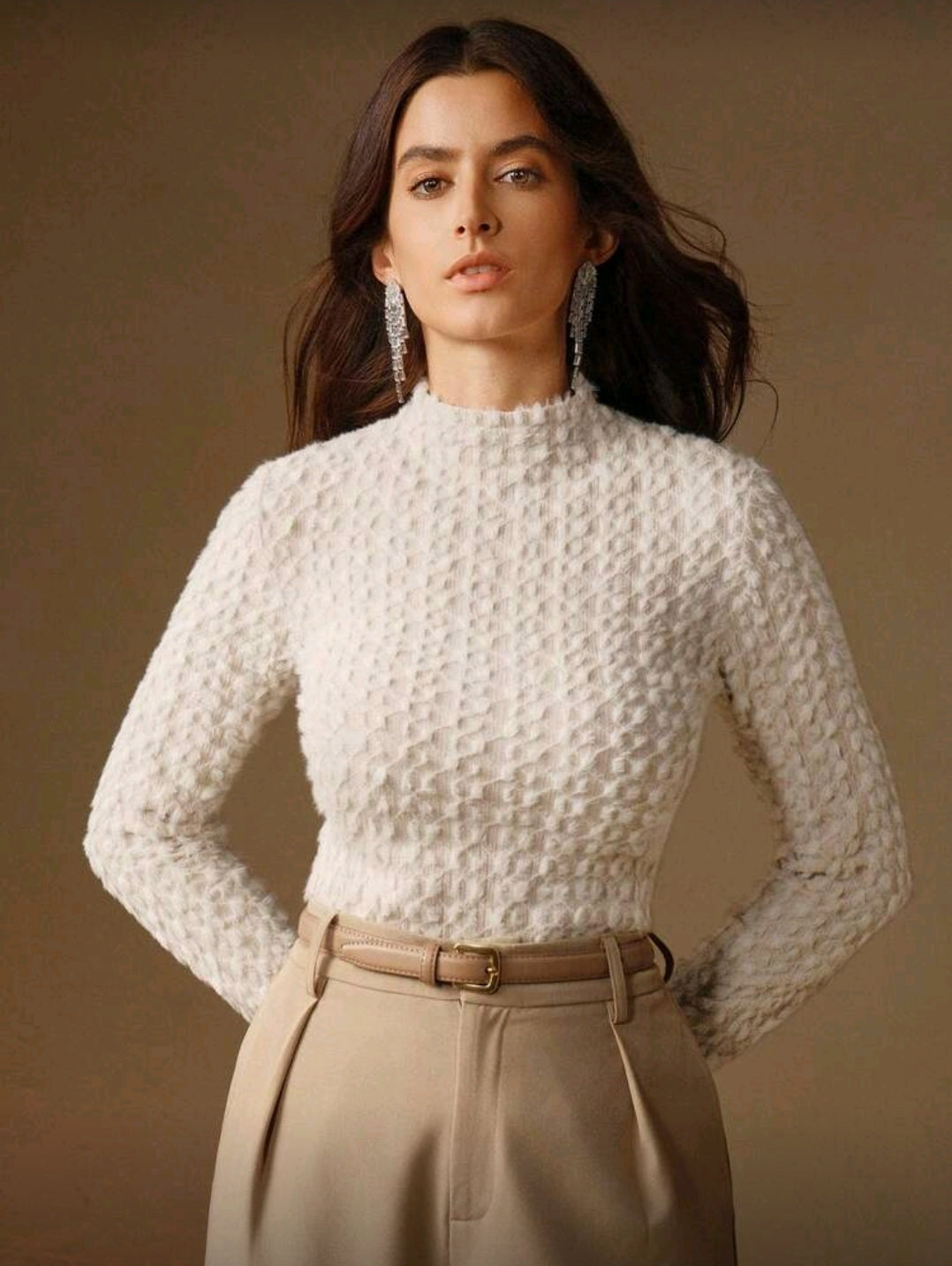 Camisa Beige de Cuello Alto y Mangas Largas