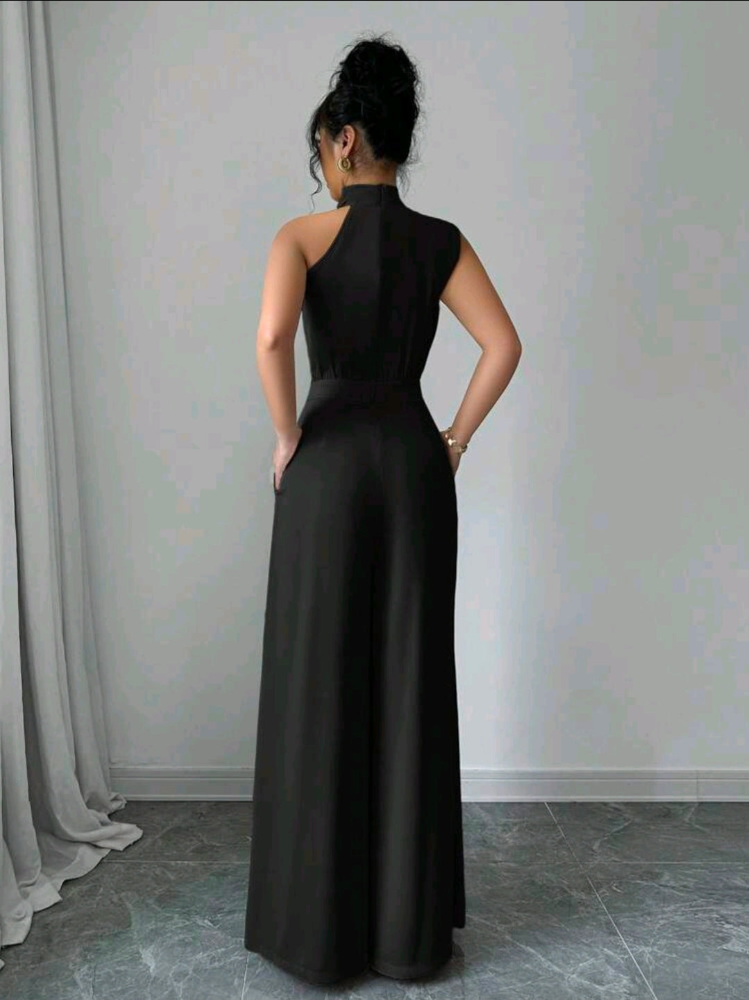 Jumpsuit negro de pierna ancha con cuello cruzado de tortuga