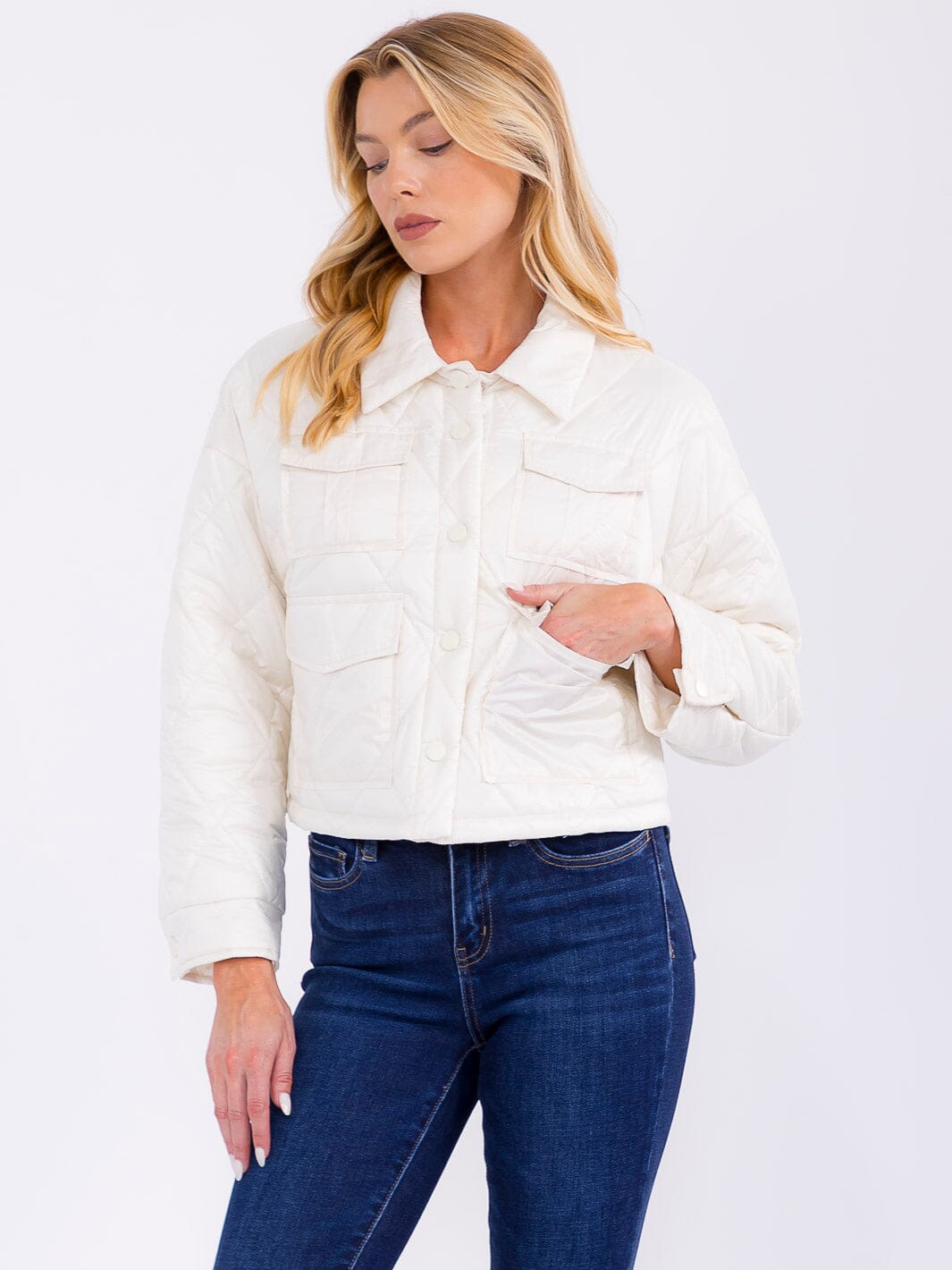 Chaqueta puffer blanca manga larga con cierre de botones
