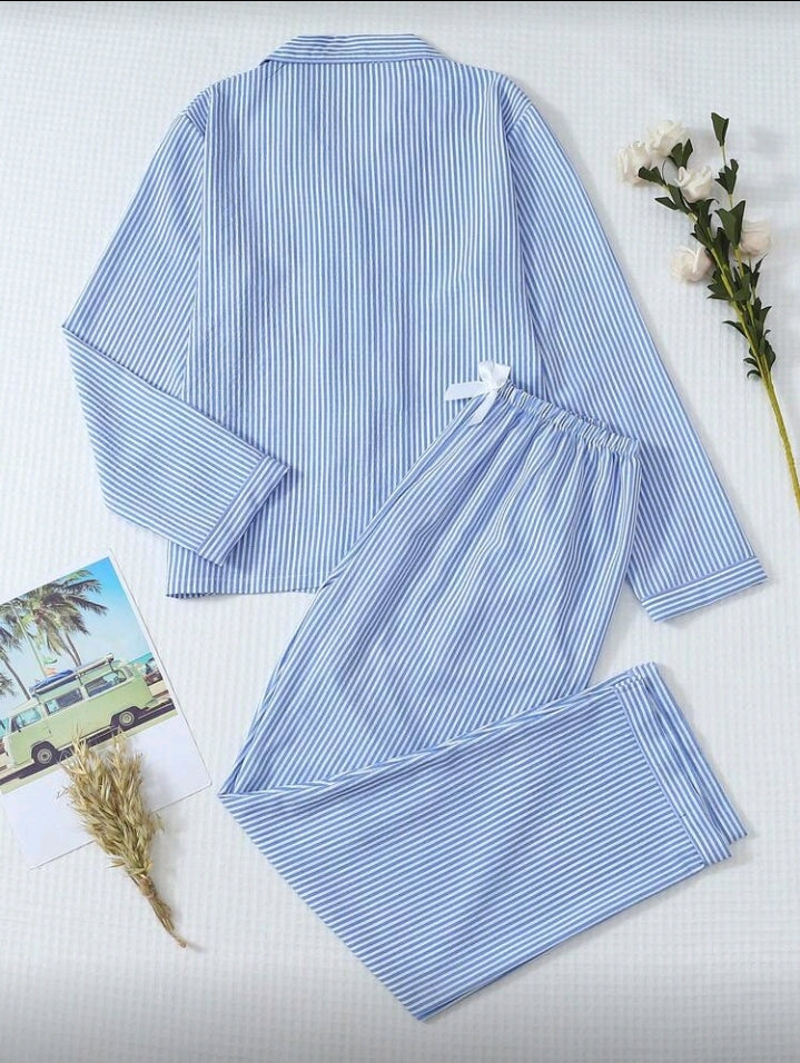 Set de pijama de rayas blancas y azules con camisa de botones