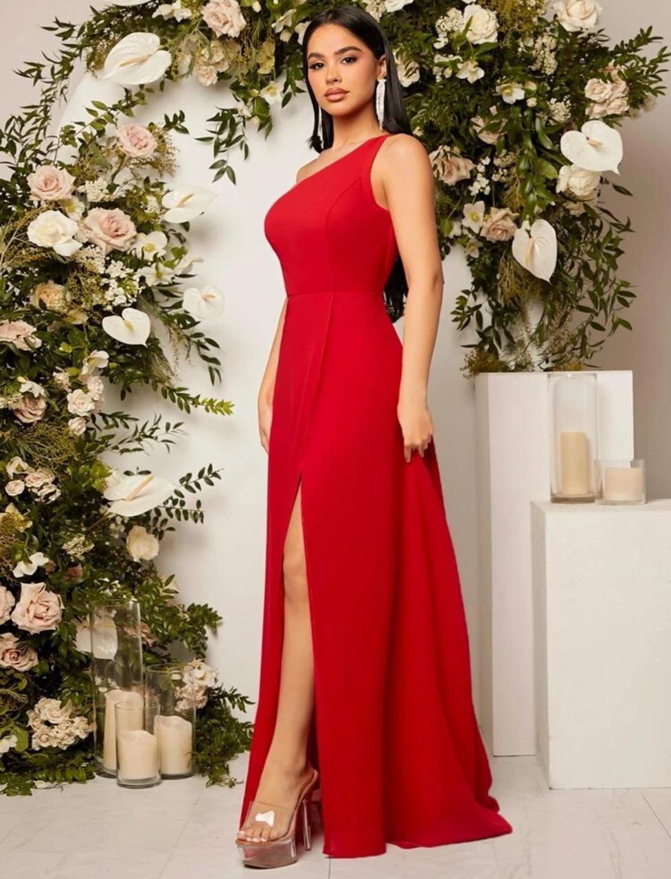 Vestido rojo con hombro cruzado y espalda descubierta