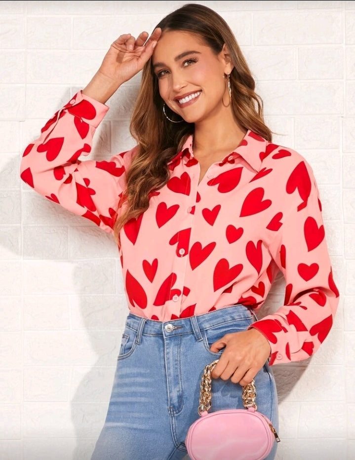 Camisa rosada con patron de corazones rojos