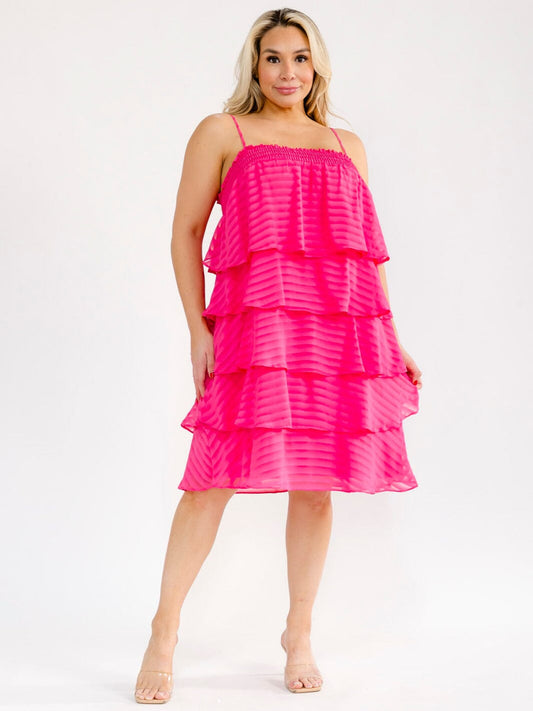Vestido plus rosado fucsia tipo túnica, sin mangas, con escote cuadrado y diseño en capas con volantes