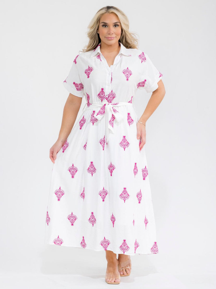 Vestido plus blanco con rosado maxi con mangas cortas, botones al frente, lazo ajustable y detalles bordados