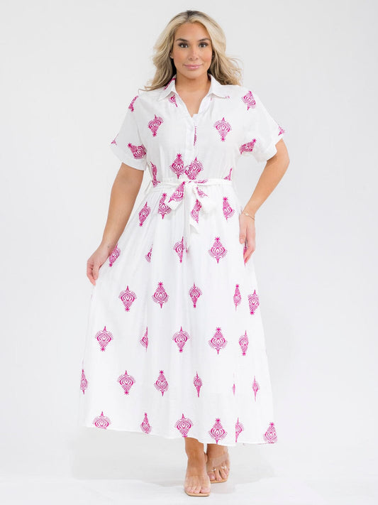 Vestido plus blanco con rosado maxi con mangas cortas, botones al frente, lazo ajustable y detalles bordados