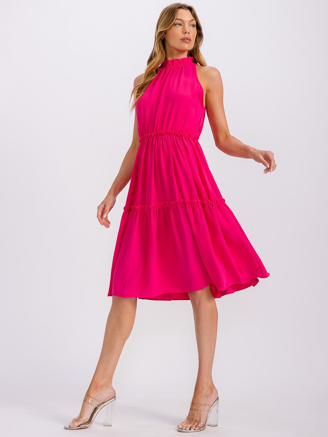 Vestido corto midi fucsia cuello mock con cintura elástica