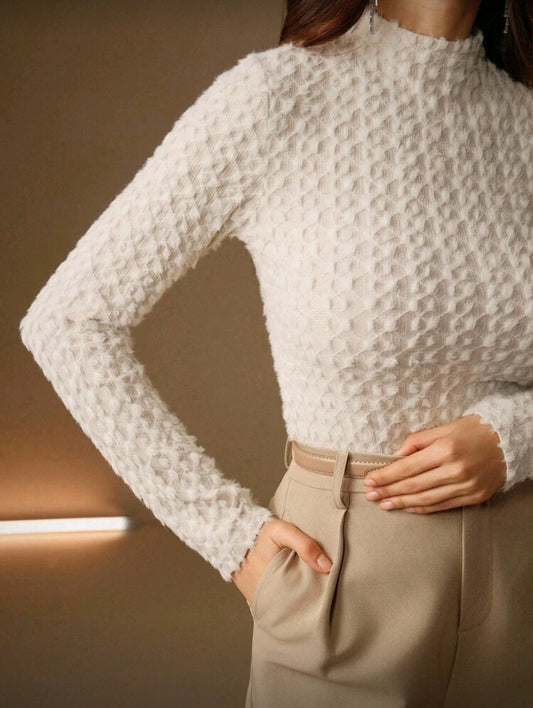 Camisa Beige de Cuello Alto y Mangas Largas