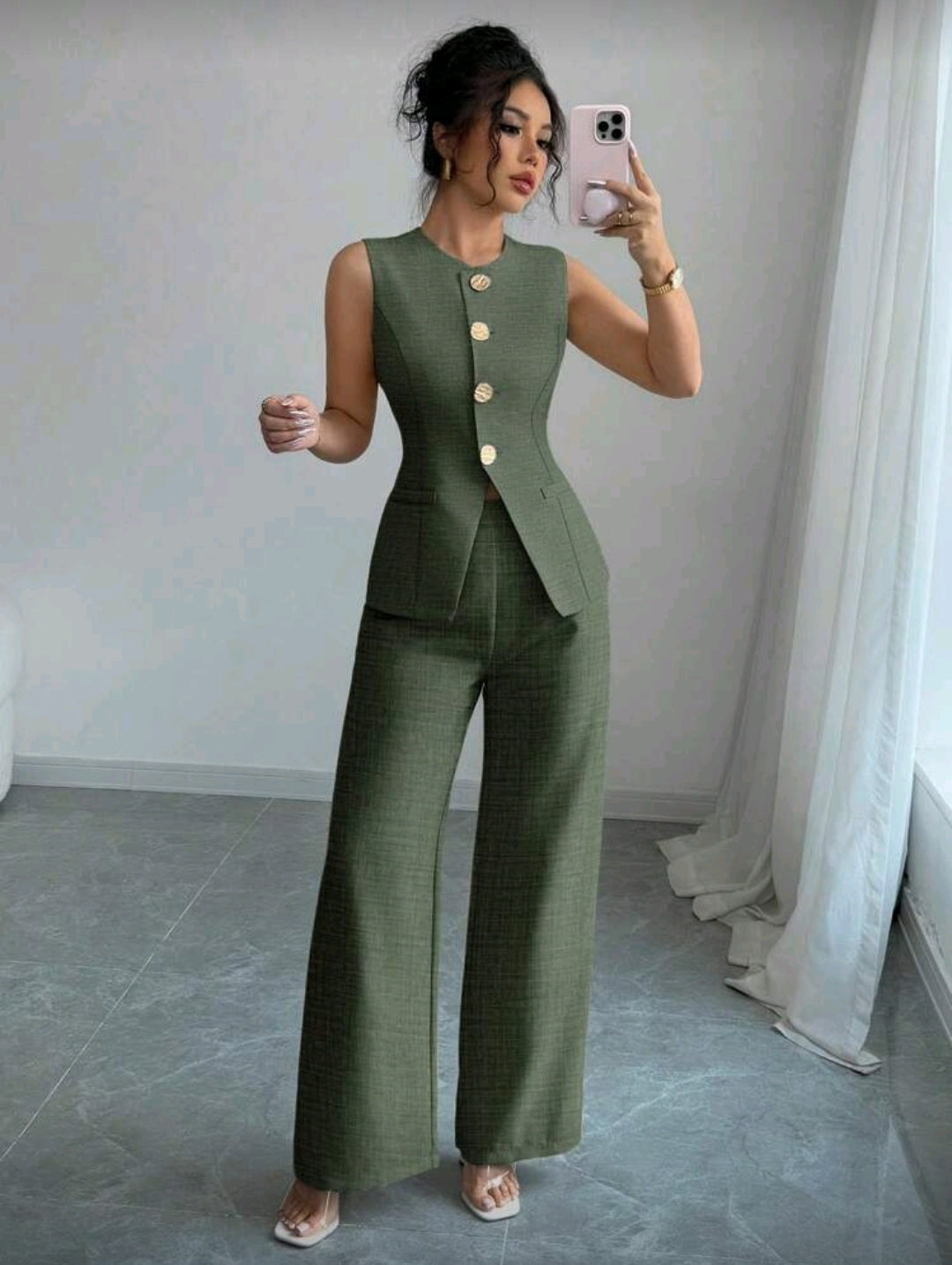 Traje verde de mujer relajado y elegante de camisa con botones dorados