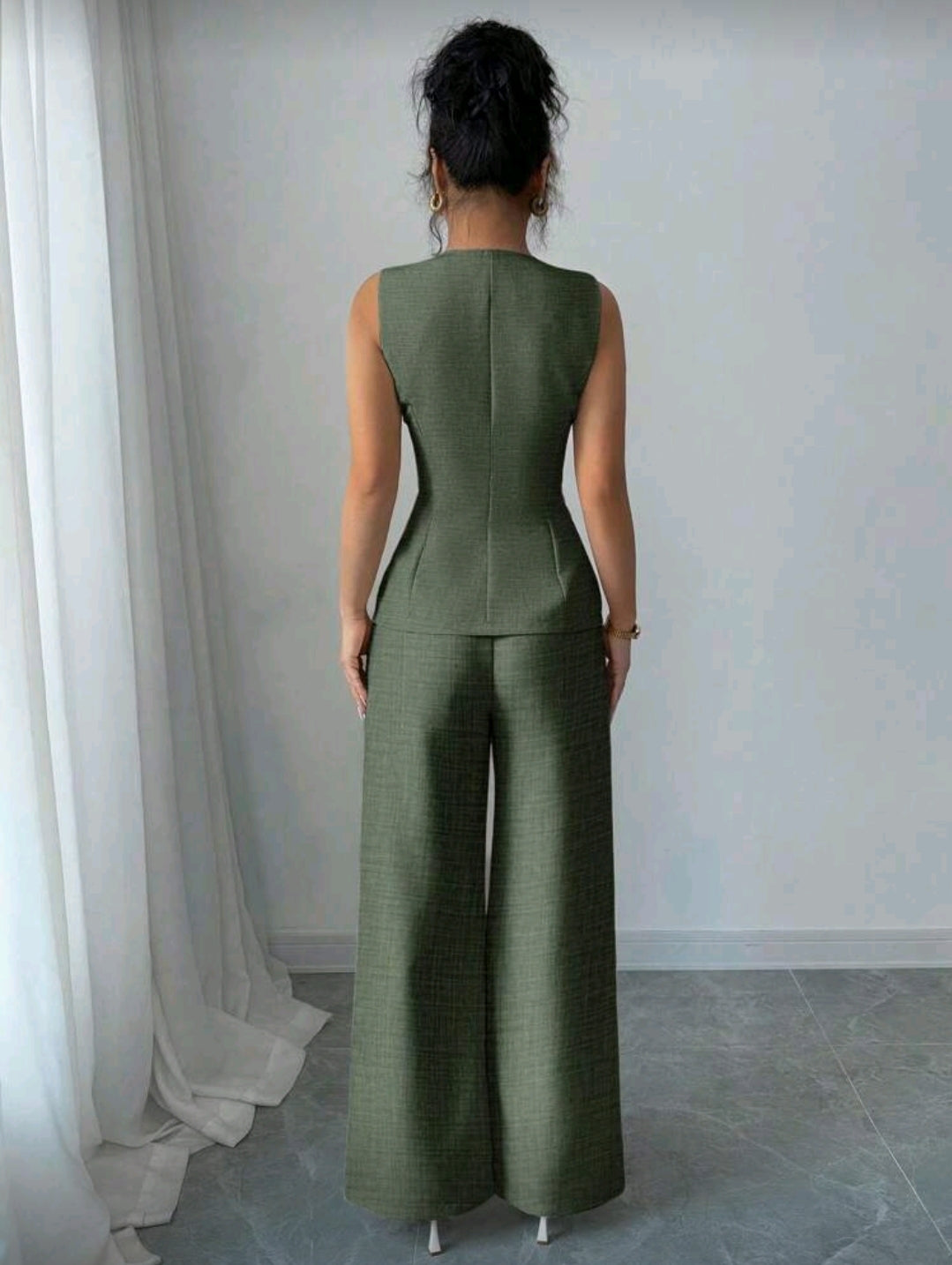 Traje verde de mujer relajado y elegante de camisa con botones dorados