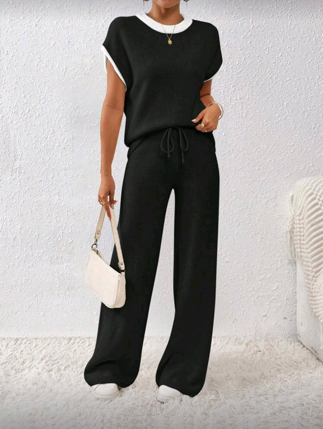 Conjunto Negro Informal con Cuello Redondo Blanco y Pantalón Ajustable