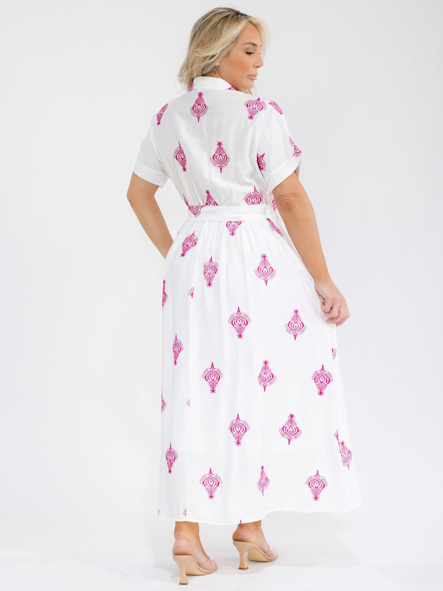 Vestido plus blanco con rosado maxi con mangas cortas, botones al frente, lazo ajustable y detalles bordados