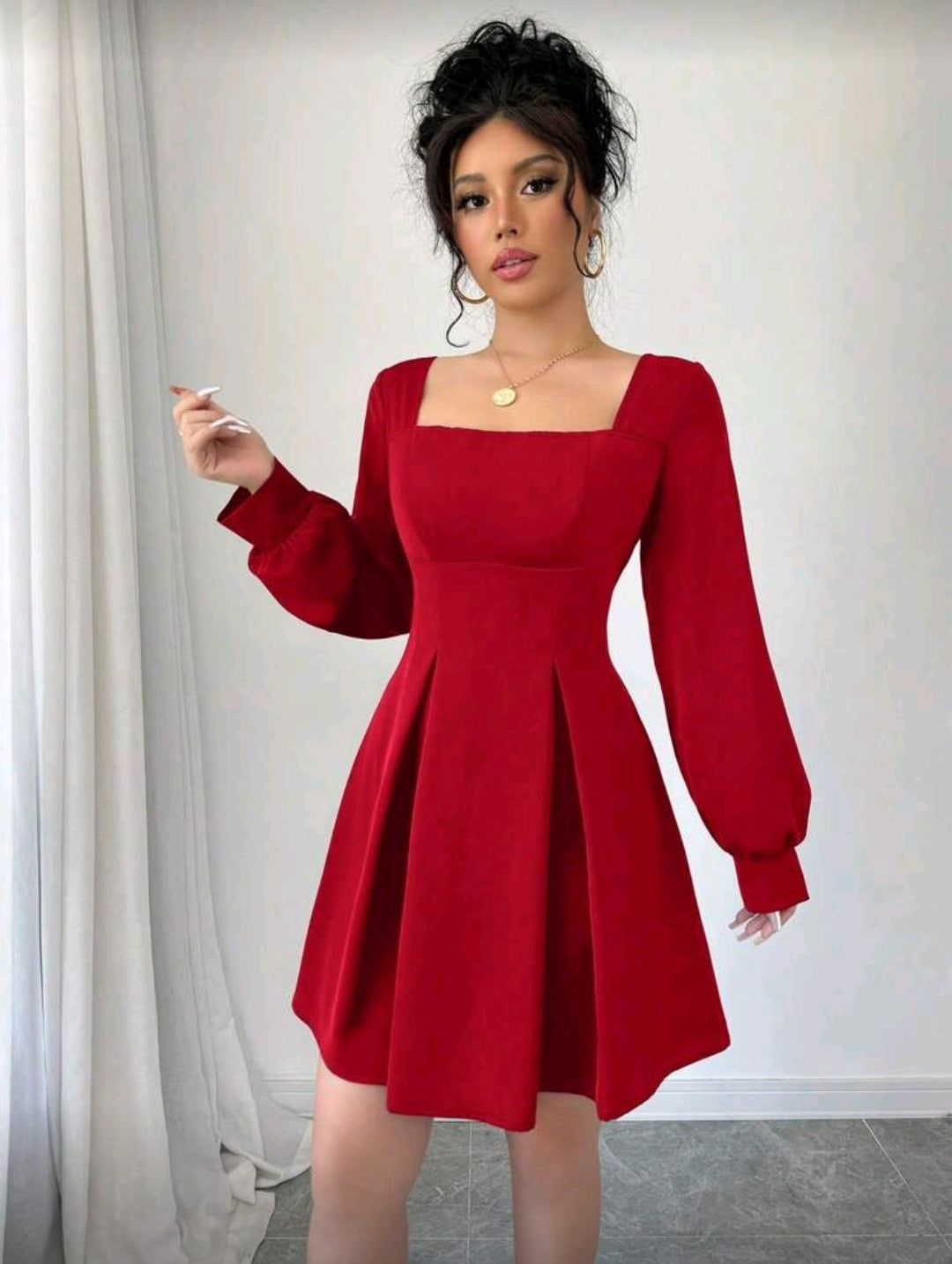 Vestido Rojo Elegante Plisado con Cuello Cuadrado