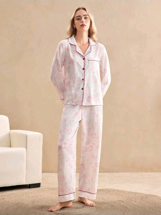 Pijama rosada con estampado floral de pantalón y camisa manga larga