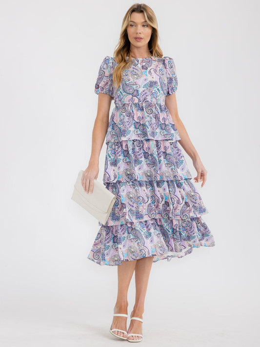 Vestido midi morado para mujer con mangas cortas abullonadas, diseño en capas (tiered) y estampado paisley.
