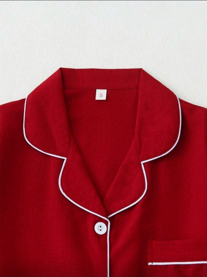 Pijama roja de pantalón y camisa manga corta con detalles blancos
