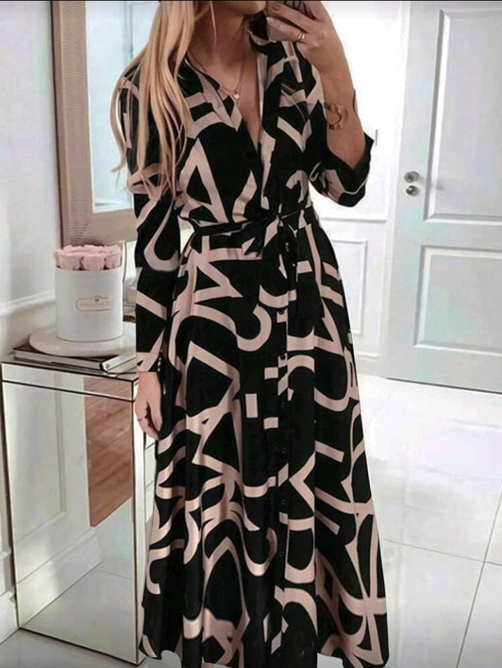 Vestido largo negro con estampado beige con cinturón