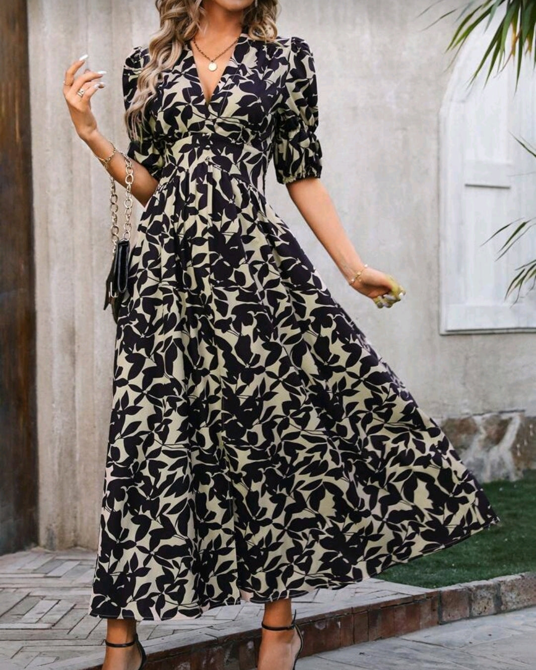 Vestido con patrón negro y mangas abombadas