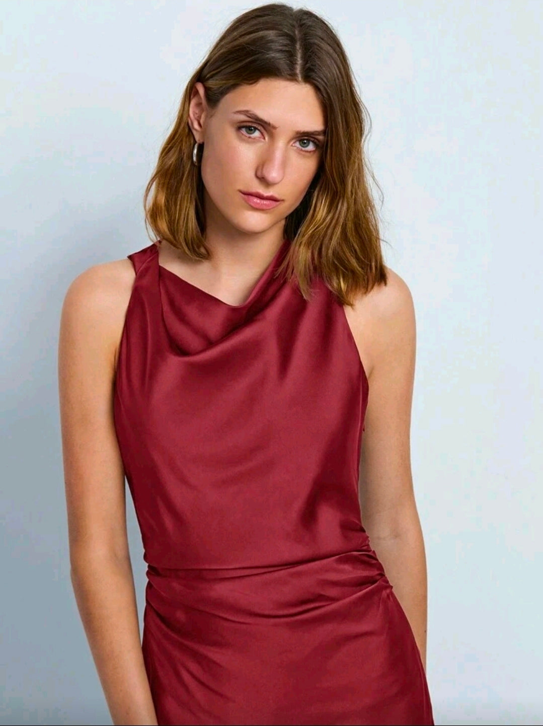 Vestido rojo satinado sin mangas y cuello fruncido