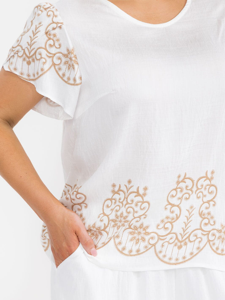 Conjunto Plus blanco con estampado beige de blusa y pantalón