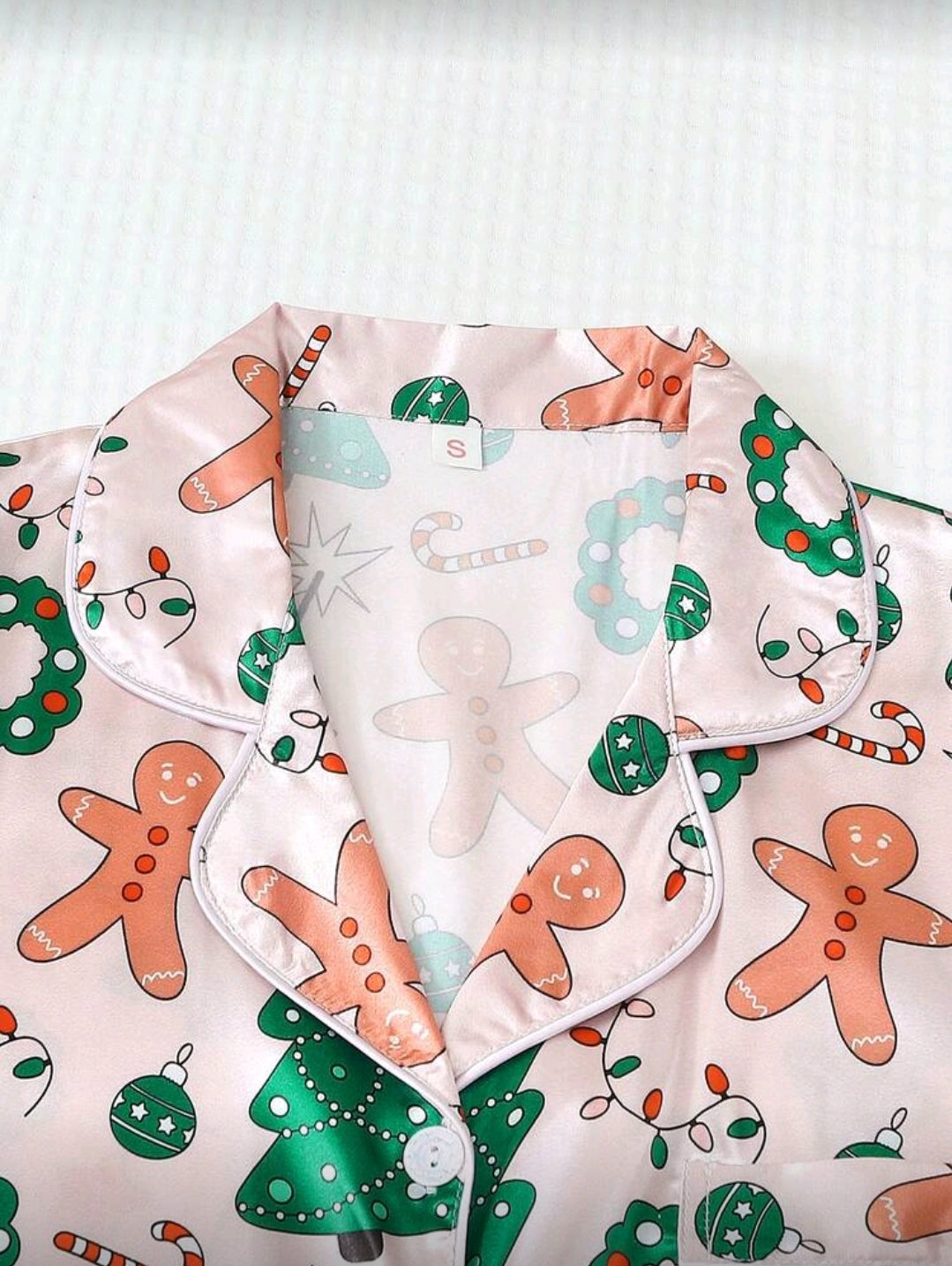 Set de Pijama Navideña Rosada de mujer con detalles verdes, rojos y blancos