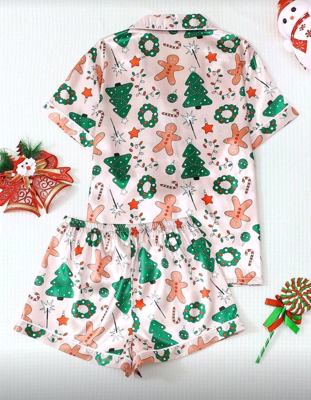 Set de Pijama Navideña Rosada de mujer con detalles verdes, rojos y blancos