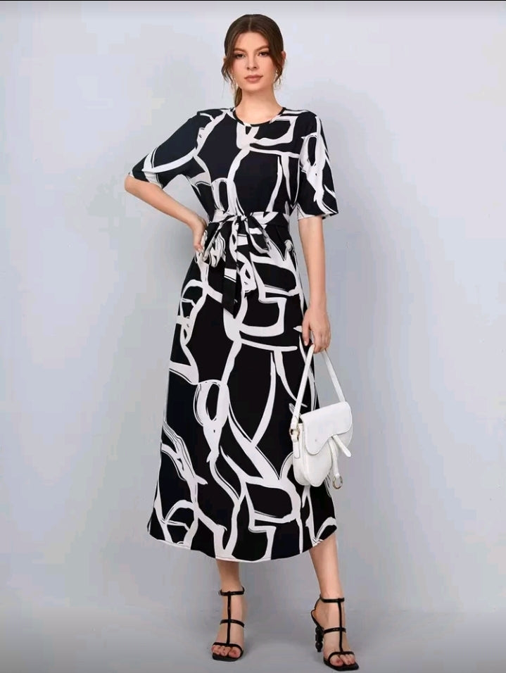 Vestido negro y blanco con cinturón