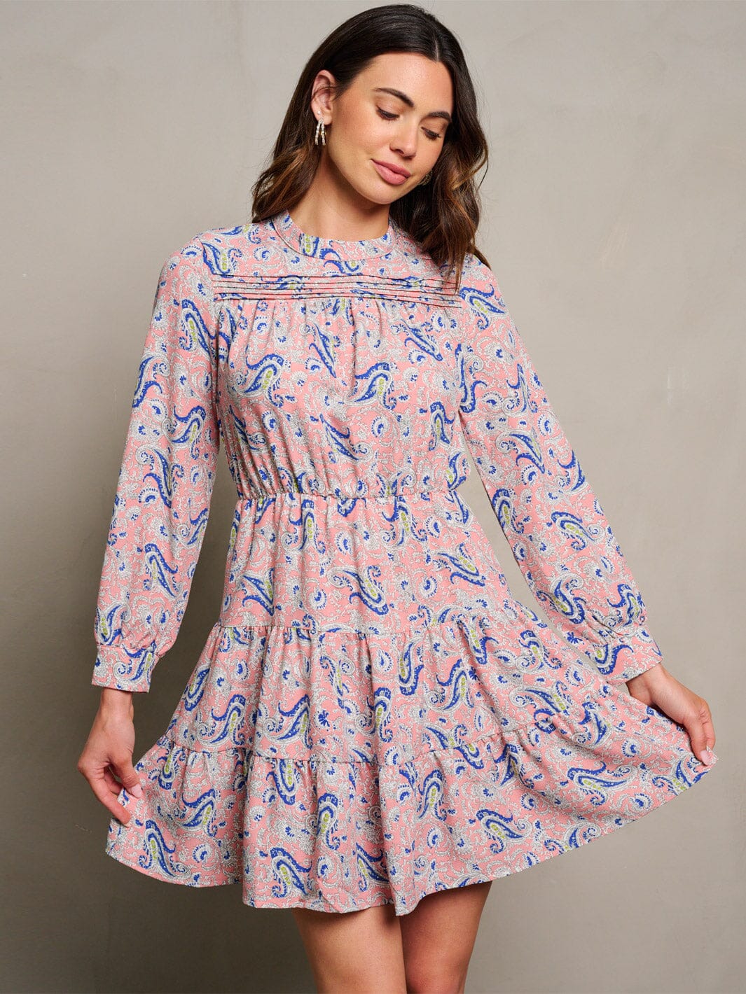 Vestido rosa con estampado azul, manga larga con cintura elástica