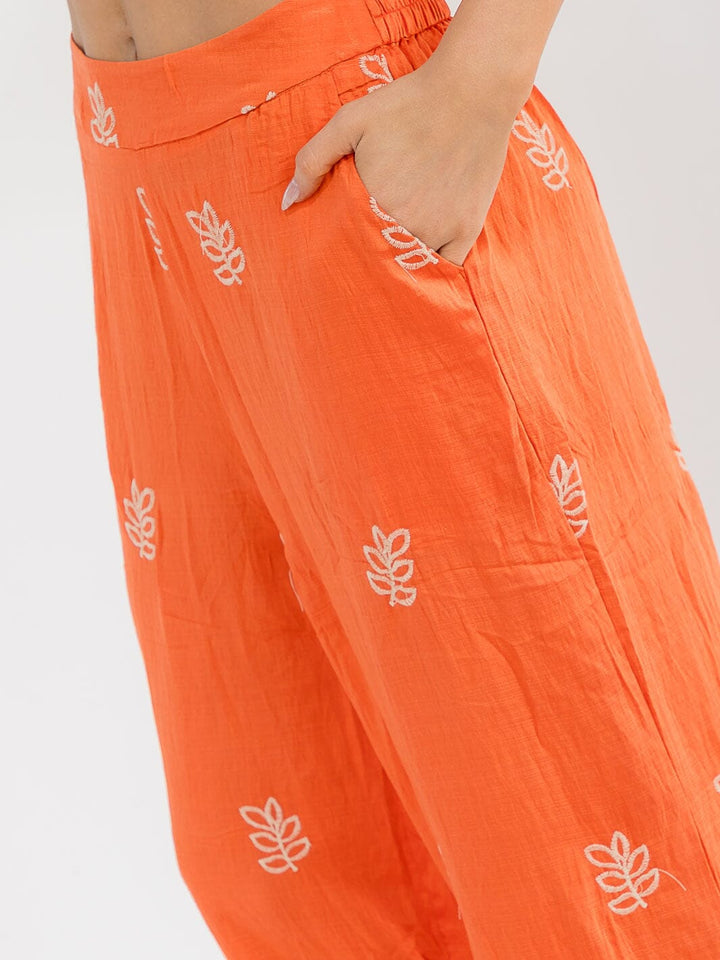 Pantalón palazzo naranja pierna ancha con estampado floral