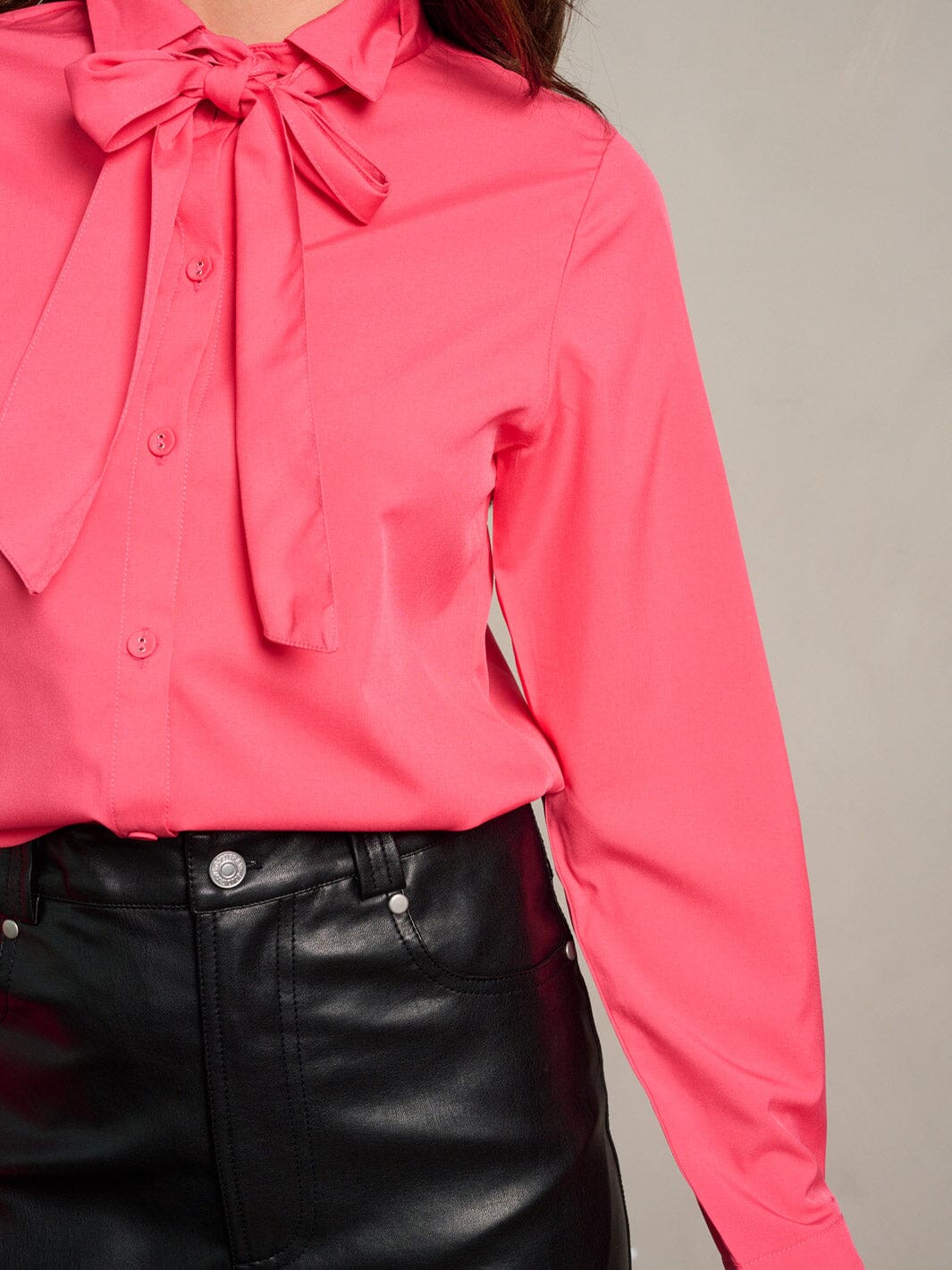 Blusa rosada manga larga de botones y cuello con chongo