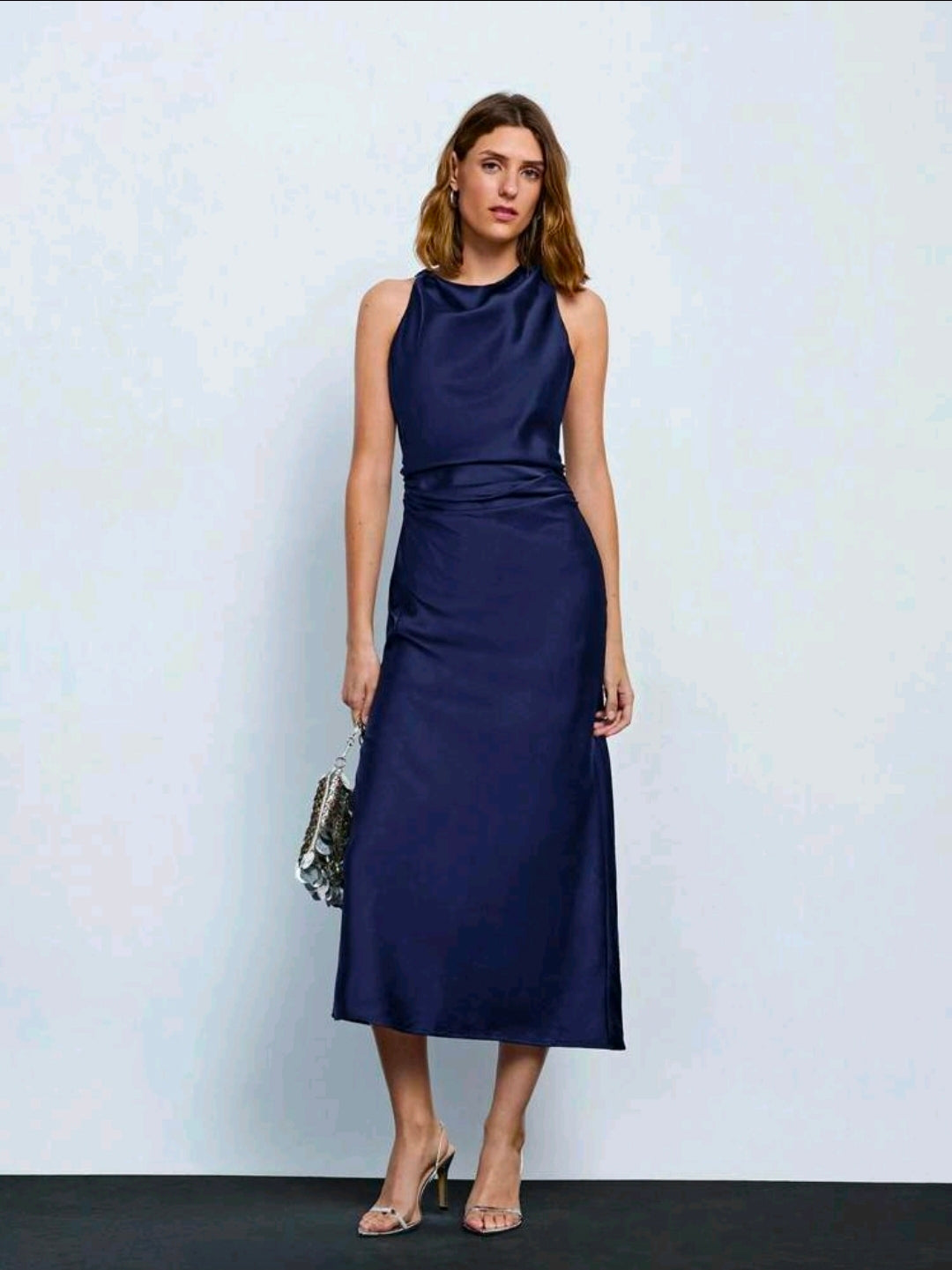 Vestido azul oscuro satinado sin mangas y cuello fruncido