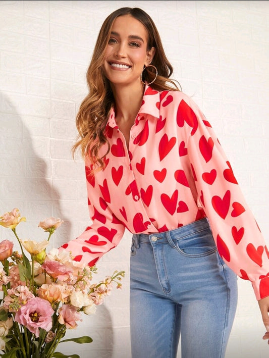 Camisa rosada con patron de corazones rojos