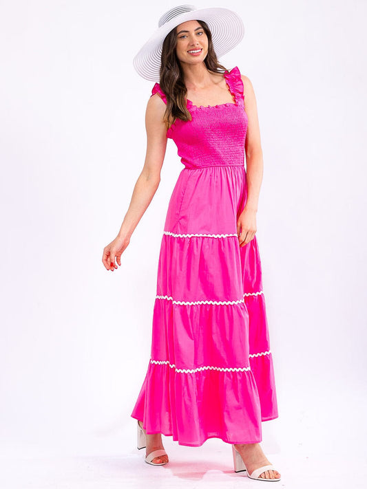 Vestido fucsia de tirantes y líneas blancas