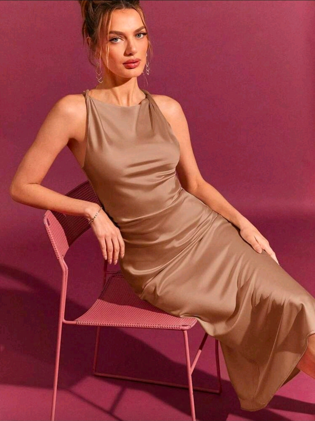 Vestido midi café claro elegante sin mangas