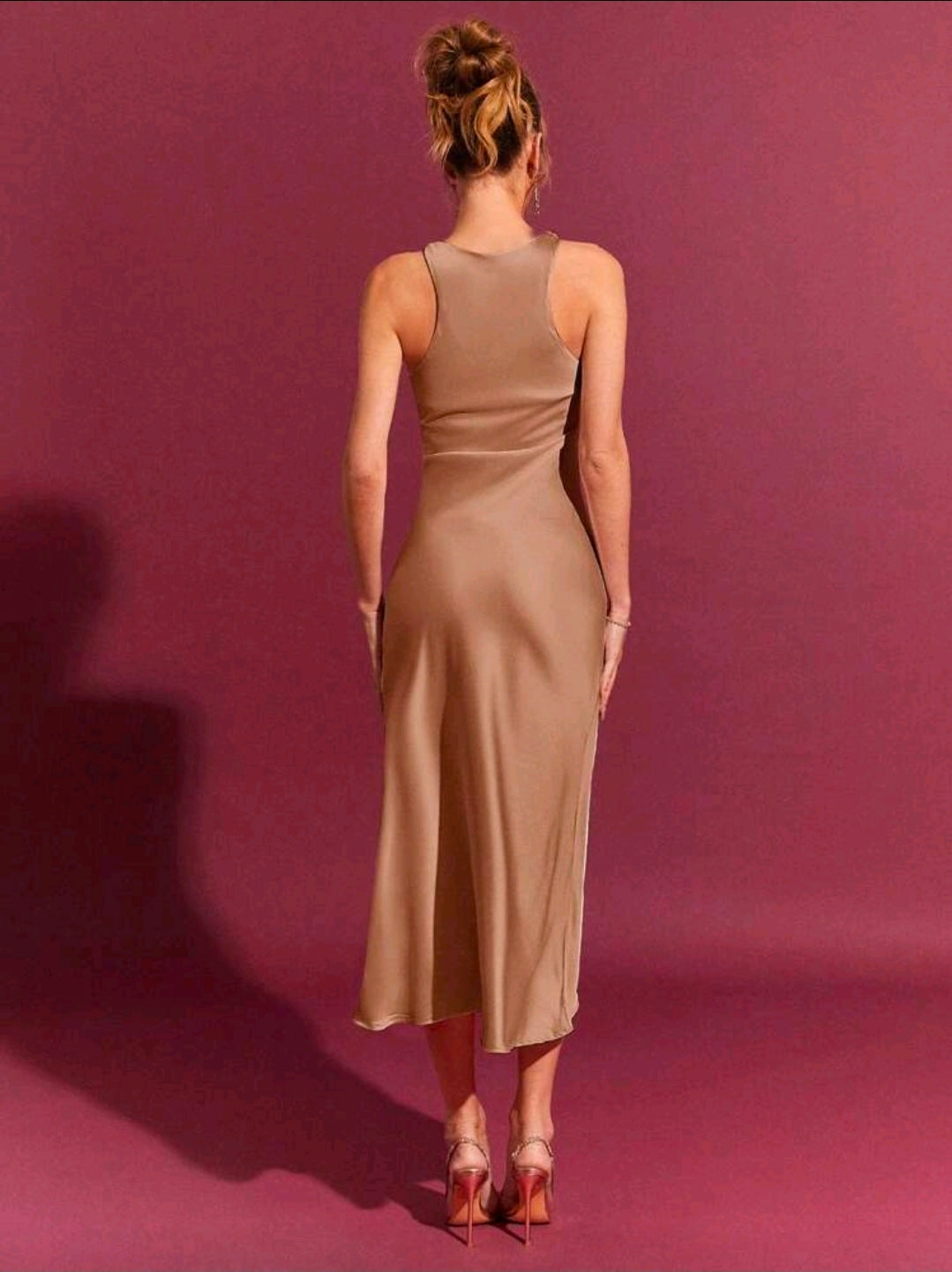 Vestido midi café claro elegante sin mangas