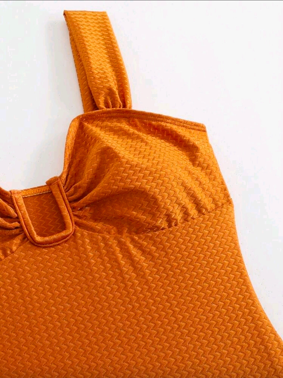 Traje de baño anaranjado de 1 pieza con salida de baño