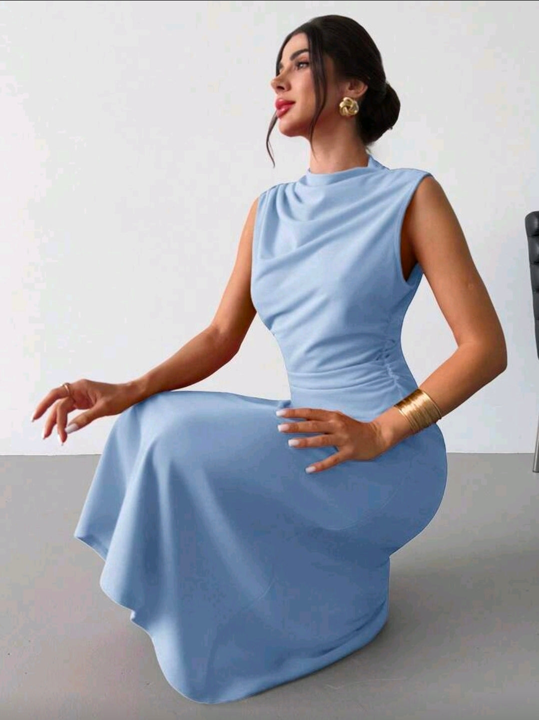 Vestido azul claro plisado elegante minimalista