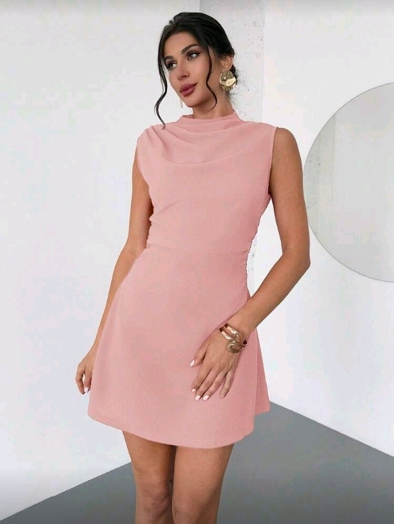 Vestido corto rosa de tirantes minimalista