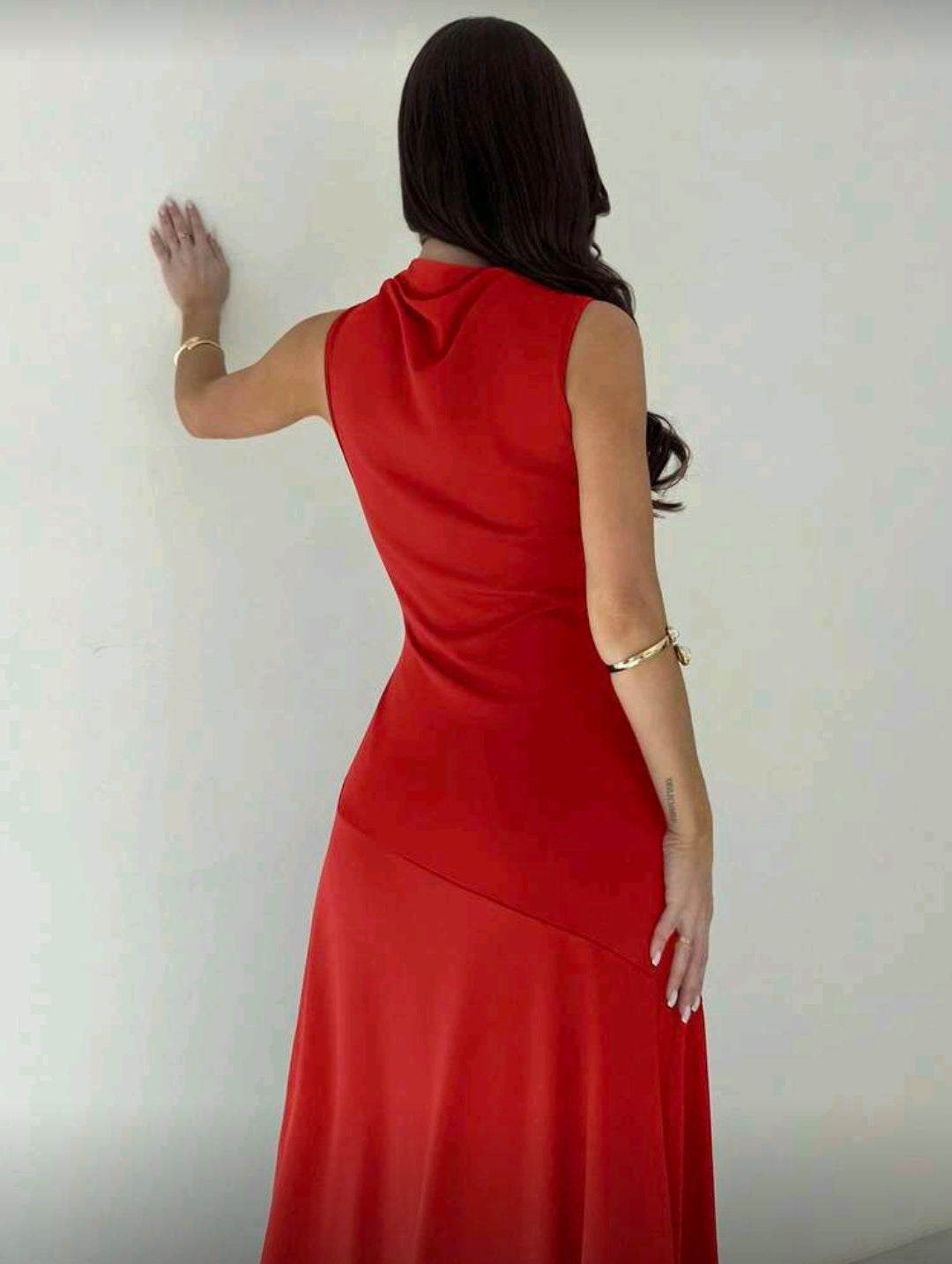Vestido Rojo Elegante de Cuello Alto y Cintura Ceñida