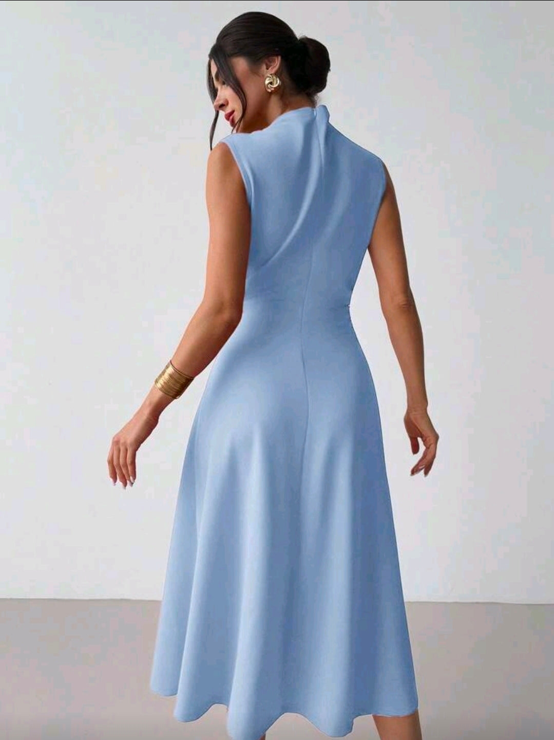Vestido azul claro plisado elegante minimalista