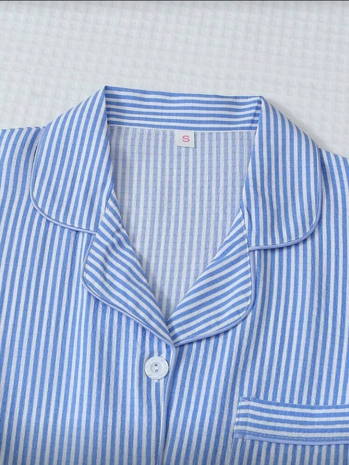 Set de pijama de rayas blancas y azules con camisa de botones