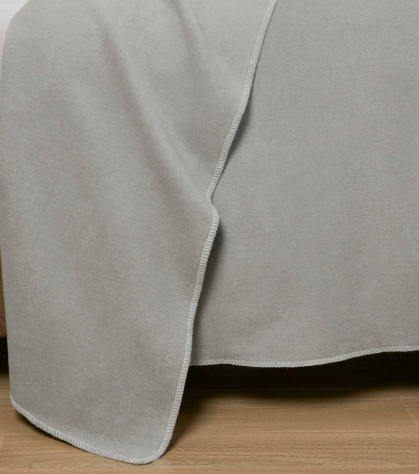 Croscill Andaz Solid Cotton Blanket, 1 Cobija de Algodón Gris Queen. Material: 100 % algodón, importado. Tejido suave y acogedor, ideal para sentir confort y relajación.  Certificación OEKO-TEX