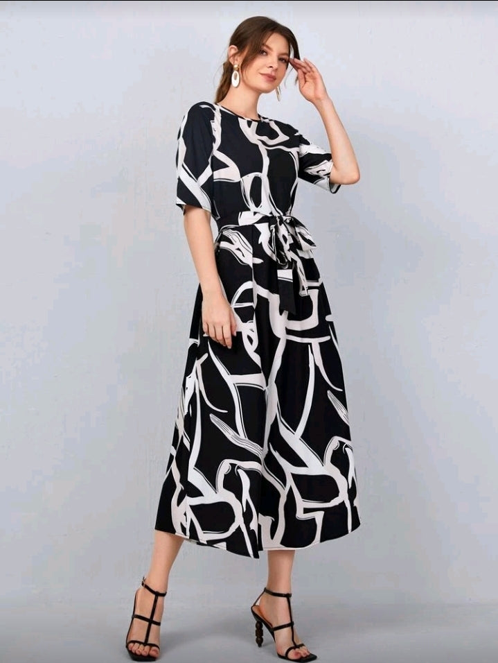 Vestido negro y blanco con cinturón