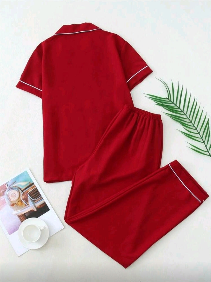 Pijama roja de pantalón y camisa manga corta con detalles blancos
