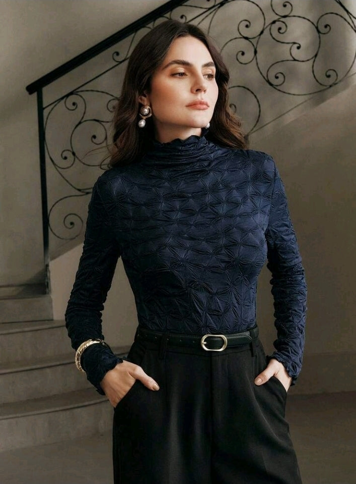 Camisa azul marino manga larga y ajustada con cuello alto