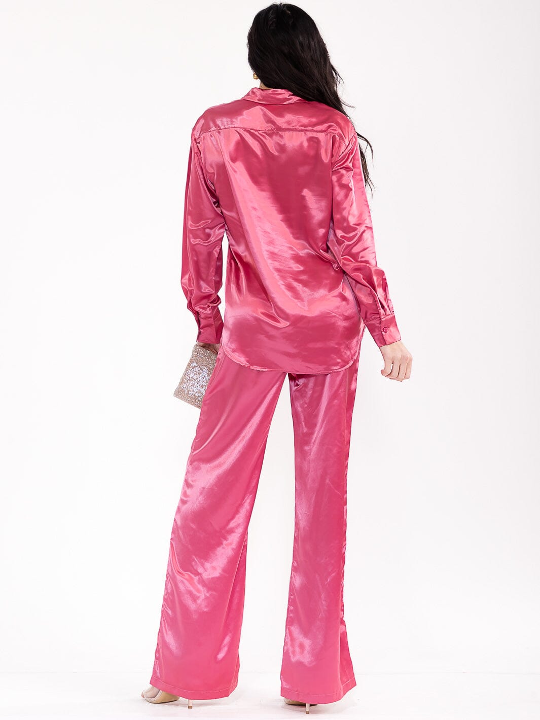 Set rosado claro de satin con camisa y pantalón con cintura elástica