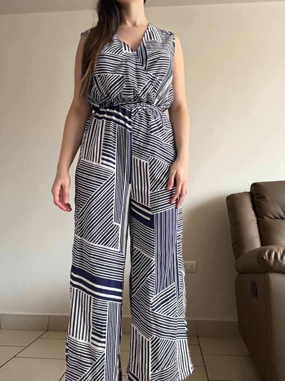 Jumpsuit con diseño de lineas blancas y azules