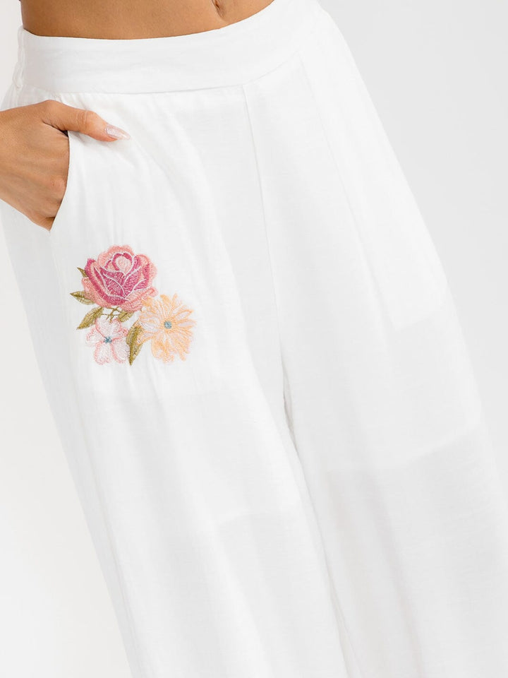 Pantalón blanco palazzo de pierna ancha con bordado floral