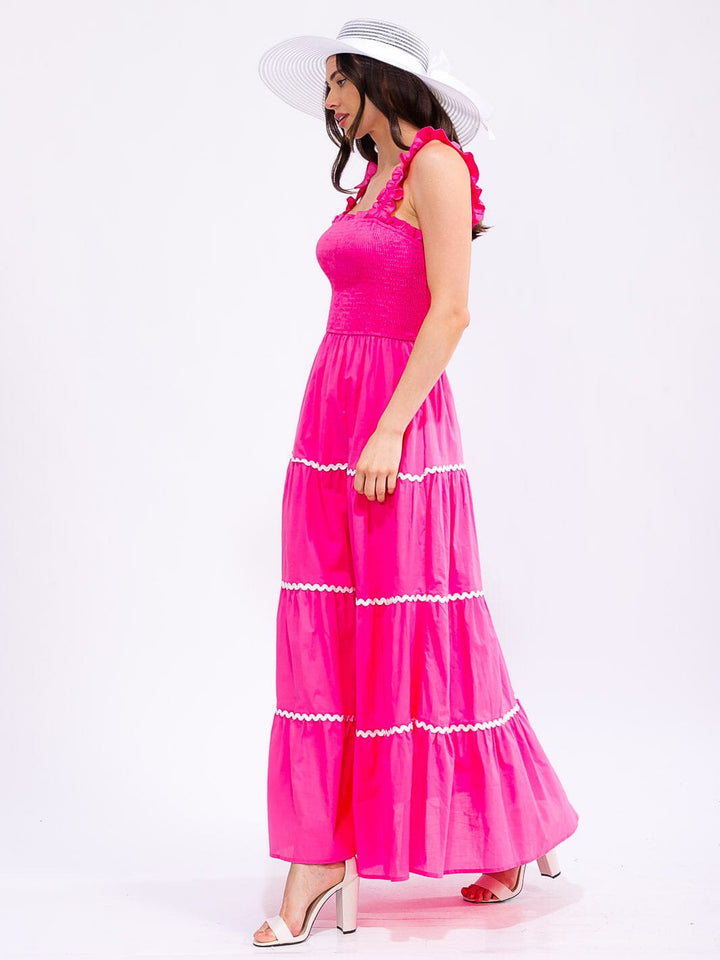 Vestido fucsia de tirantes y líneas blancas