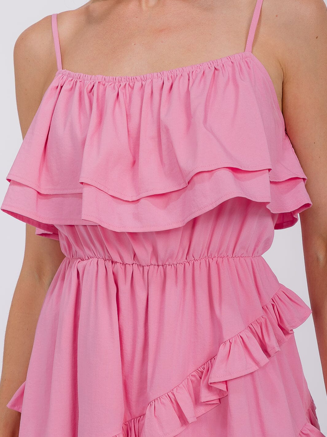 Vestido corto midi rosa con vuelos
