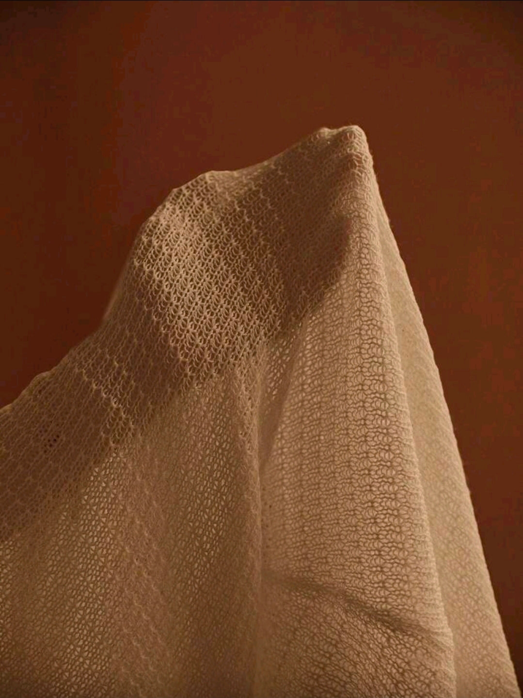 Salida de baño beige con detalles metálicos